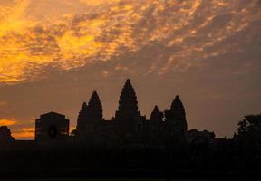 Die Silhouette von Angkor Wat vor Sonnenaufgang in der Provinz Siem Reap in Kambodscha. angkor wat ist eine buddhistische tempelanlage in kambodscha und das größte religiöse denkmal der welt. foto