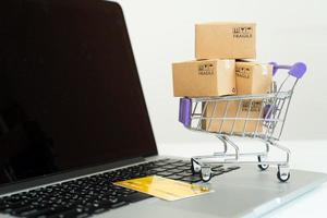 Online-Shopping oder E-Commerce-Lieferservice-Konzept, Papierbox auf einem Laptop-Computer, einfaches Online-Shopping-Konzept foto