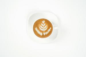 eine Tasse Tulpe Latte Art Kaffee auf weißem Hintergrund foto