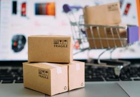 Online-Shopping oder E-Commerce-Lieferservice-Konzept, Papierbox auf einem Laptop-Computer, einfaches Online-Shopping-Konzept foto