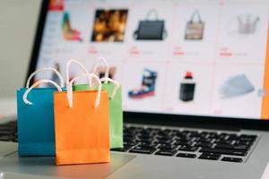 Online-Shopping oder E-Commerce-Lieferservice-Konzept, Papiereinkaufstasche auf einem Laptop-Computer, einfaches Online-Shopping-Konzept