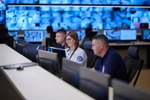 Gruppe von Betreibern von Sicherheitsrechenzentren bei der Arbeit foto