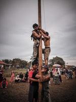 die aufregung von kindern und erwachsenen, die am areca-kletterwettbewerb teilnehmen, um den unabhängigkeitstag der republik indonesien, ostkalimantan, indonesien, august, 14,2022, zu beleben foto