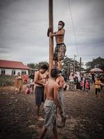 die aufregung von kindern und erwachsenen, die am areca-kletterwettbewerb teilnehmen, um den unabhängigkeitstag der republik indonesien, ostkalimantan, indonesien, august, 14,2022, zu beleben foto