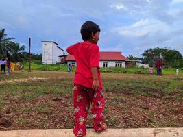 Kinder spielen zusammen, Ostkalimantan, Indonesien, August, 13,2022 foto