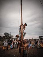 die aufregung von kindern und erwachsenen, die am areca-kletterwettbewerb teilnehmen, um den unabhängigkeitstag der republik indonesien, ostkalimantan, indonesien, august, 14,2022, zu beleben foto