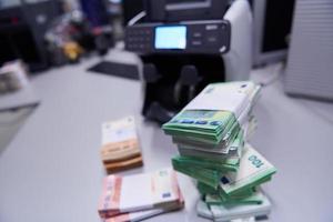 Banknoten vor der elektronischen Geldzählmaschine foto