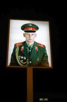 berlin deutschland, 2014. beleuchtetes foto eines sowjetischen soldaten am checkpoint charlie in berlin