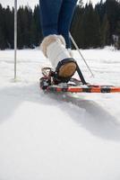 paar, das spaß hat und in schneeschuhen geht foto