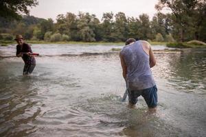 junge männer, die spaß mit wasserpistolen haben foto