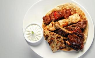 köstliche arabische küche, mandi-reis serviert mit lammfleisch - lahm in einem arabischen restaurant in sharjah uae foto