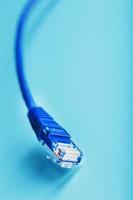 blaues utp-internetkabel isoliert auf blauem hintergrund ethernet-kabel foto