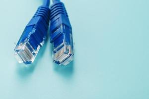 blaues utp-internetkabel isoliert auf blauem hintergrund ethernet-kabel foto