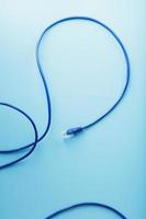 blaues Ethernet-Kabel Patchkabel auf blauem Hintergrund mit freiem Speicherplatz foto