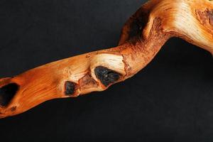 Anmutig gebogenes Treibholz aus Holz auf schwarzem Hintergrund foto