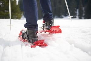 paar, das spaß hat und in schneeschuhen geht foto