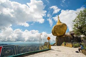 Die Golden Rock Pagode ist einer der spektakulärsten Orte in Myanmar. Eine Pagode, in der ein Haar des Buddha verwahrt ist, ist ein wichtiger Wallfahrtsort für burmesische Buddhisten. foto