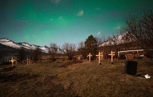 das nordlicht über den friedhöfen in ostisland. foto