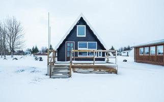 Haus im skandinavischen Stil in der Wintersaison.