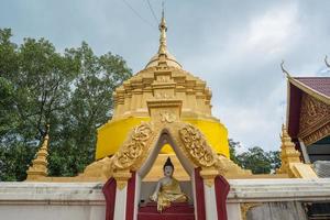 wat phra that chom wae eine der 9 wichtigsten pagoden der provinz chiangrai, thailand. foto