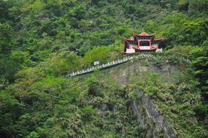 Roter Changchun-Schrein in der Taroko-Schlucht, Hualien, Taiwan foto