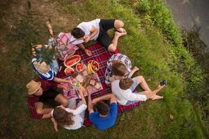 Draufsicht von Gruppenfreunden, die Picknickzeit genießen foto