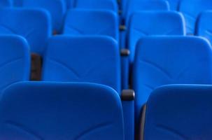 Saal mit blauen Sitzreihen foto