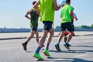 Marathonläufer auf der Stadtstraße. foto