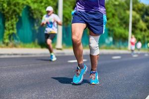 Marathonläufer auf der Stadtstraße. foto