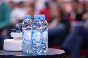 Plastikflaschen mit Mineralwasser foto