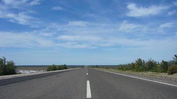 asphaltierte Straße durch die patagonische Steppe, Argentinien foto