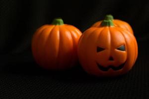 die Halloween-Kürbissteckfassung im schwarzen Feiertagshintergrundbild. foto