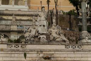 rom, italien, 2022 - skulptur und brunnen der piazza del popolo. Die Stufen führen hinauf zum Park Pincio, Rom, Italien foto