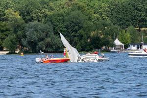 Berlin, Berlin Deutschland 23.07.2018 gekentertes Segelboot foto