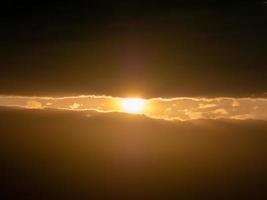 Die Sonne wird von zwei Wolken zusammengedrückt foto