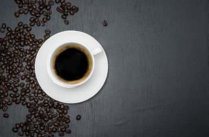hausgemachter Espressokaffee am Morgen hat dunkle Bohne auf Holztisch. foto