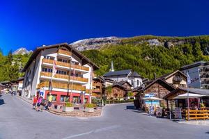 Leukerbad, Schweiz - April 2017 Chalet und Hotels im Schweizer Dorf in den Alpen, Leukerbad, Leuk, vis foto
