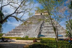 tempelpyramide von kukulcan el castillo hinter den bäumen, chichen itza, yucatan, mexiko, maya-zivilisation foto
