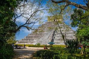 tempelpyramide von kukulcan el castillo hinter den bäumen, chichen itza, yucatan, mexiko, maya-zivilisation foto