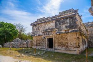 Anbetung Maya-Kirchen Ausgeklügelte Strukturen zur Anbetung des Gottes des Regens Chaac, Klosterkomplex, Chichen Itza, Yucatan, Mexiko, Maya-Zivilisation foto