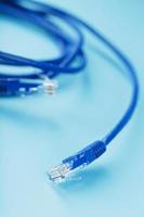 blaues Ethernet-Kabel Patchkabel auf blauem Hintergrund mit freiem Speicherplatz foto