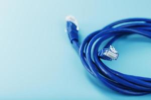 blaues Ethernet-Kabel Patchkabel auf blauem Hintergrund mit freiem Speicherplatz foto