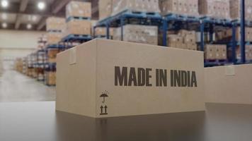 Boxen mit „Made in India“-Text auf dem Förderband. 3D-Darstellung foto