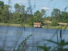 Schwedenhaus am See mit Strohhalmen im Vordergrund foto