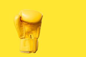 Gelbe Boxhandschuhe isolierter Hintergrund. foto