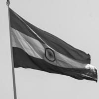 Indien-Flagge, die am Connaught-Platz mit Stolz im blauen Himmel fliegt, Indien-Flagge flattert, indische Flagge am Tag der Unabhängigkeit und Tag der Republik von Indien, indische Flagge schwenkend, indische Flaggen fliegen - schwarz und weiß foto