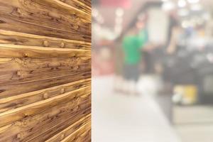 Leere Plattform aus Holzbrettern mit verschwommenem Hintergrund des Einkaufszentrums foto