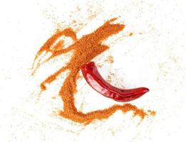 roter gemahlener Paprika in Pulverform oder trockener Chili-Pfeffer isoliert auf weißem Hintergrund foto