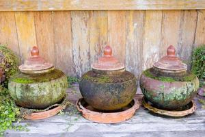 Wasserbehälter der alten Thai foto