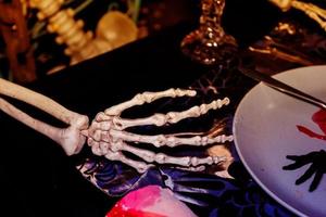 Knochen der rechten Hand auf Geschirr, Halloween-Tag foto